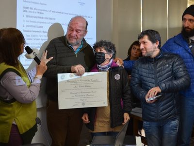 La UNCO le entregó a la familia de Juan Caliani el título post mortem de Licenciado en Comunicación Social