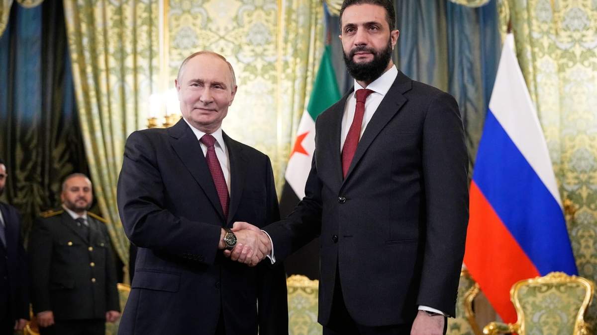 El presidente de Rusia, Vladímir Putin (izquierda), y el líder interino de Siria, Ahmad al-Sharaa, se dan la mano durante una reunión en el Gran Palacio del Kremlin, en Moscú, Rusia, el 15 de octubre de 2025