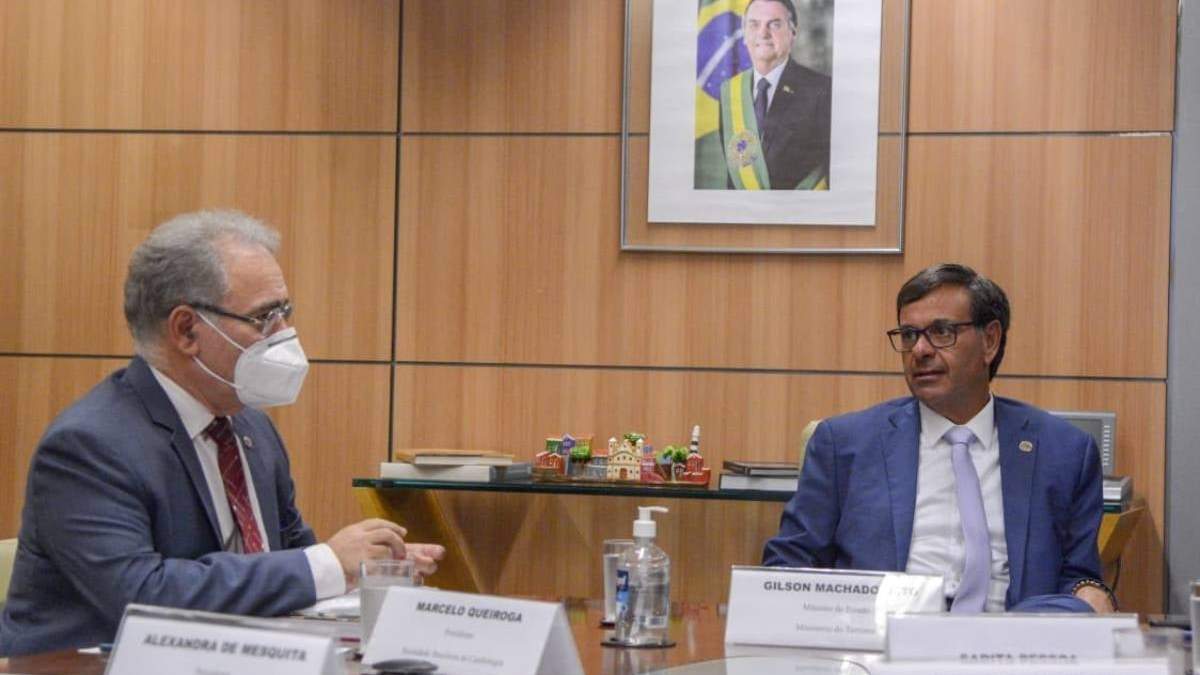 Marcelo Queiroga (izquierda), ministro de Salud de Brasil
