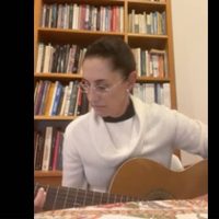 Sheinbaum debuta en Facebook Live, muestra su departamento y toca la guitarra (Video)