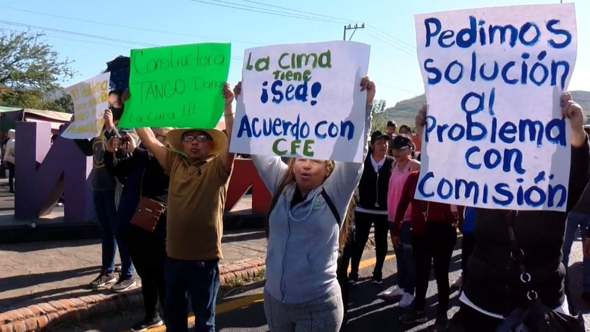 Habitantes del fraccionamiento La Cima en El Arenal, Jalisco, protestan por falta de servicios básicos desde hace más de una década