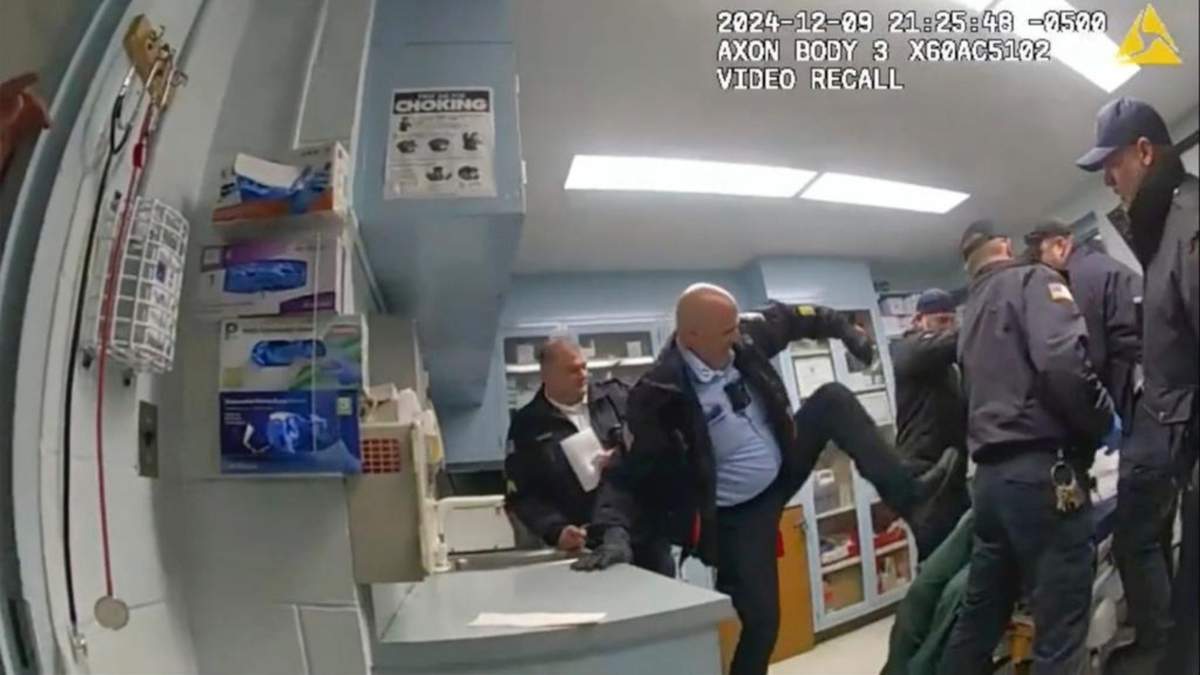 En la imagen se muestran escenas grabadas por la cámara corporal de guardias penales golpeando a un hombre esposado llamado Robert Brooks, de 43 años, en la Instalación Correccional de Marcy