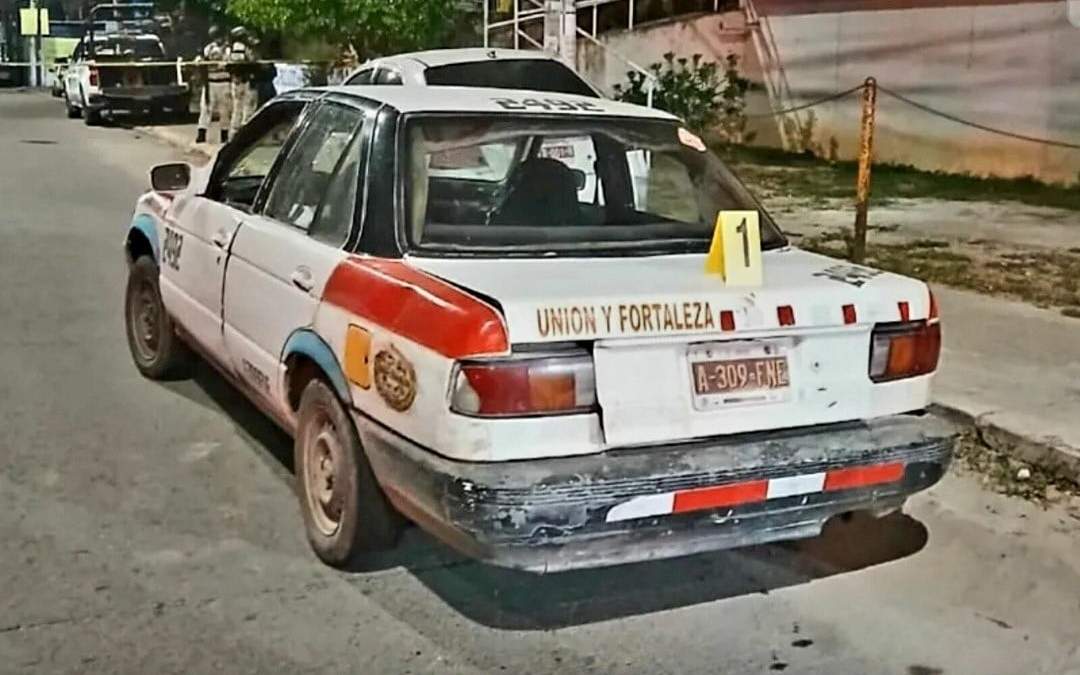 Taxi en el que fueron hallados los cuerpos de un hombre y una mujer con golpes y huellas de tortura, en  La Sabana, municipio de Acapulco, Guerrero, el martes 8 de julio de 2025