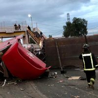 Vuelca tráiler que iba a exceso de velocidad; hay un muerto y cinco heridos (Video)