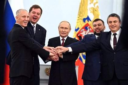 El presidente de Rusia, Vladimir Putin, junto a los gobernadores de Donetsk, Lugansk, Jersón y Zaporiyia impuestos por Moscú