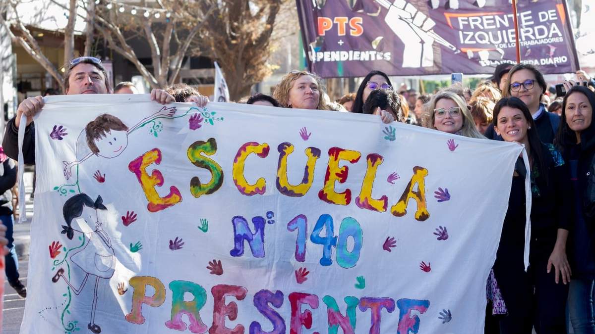 Docentes de la Escuela 140 acompañaron la marcha convocada por ATEN. Fuente: (Emiliano Ortiz)