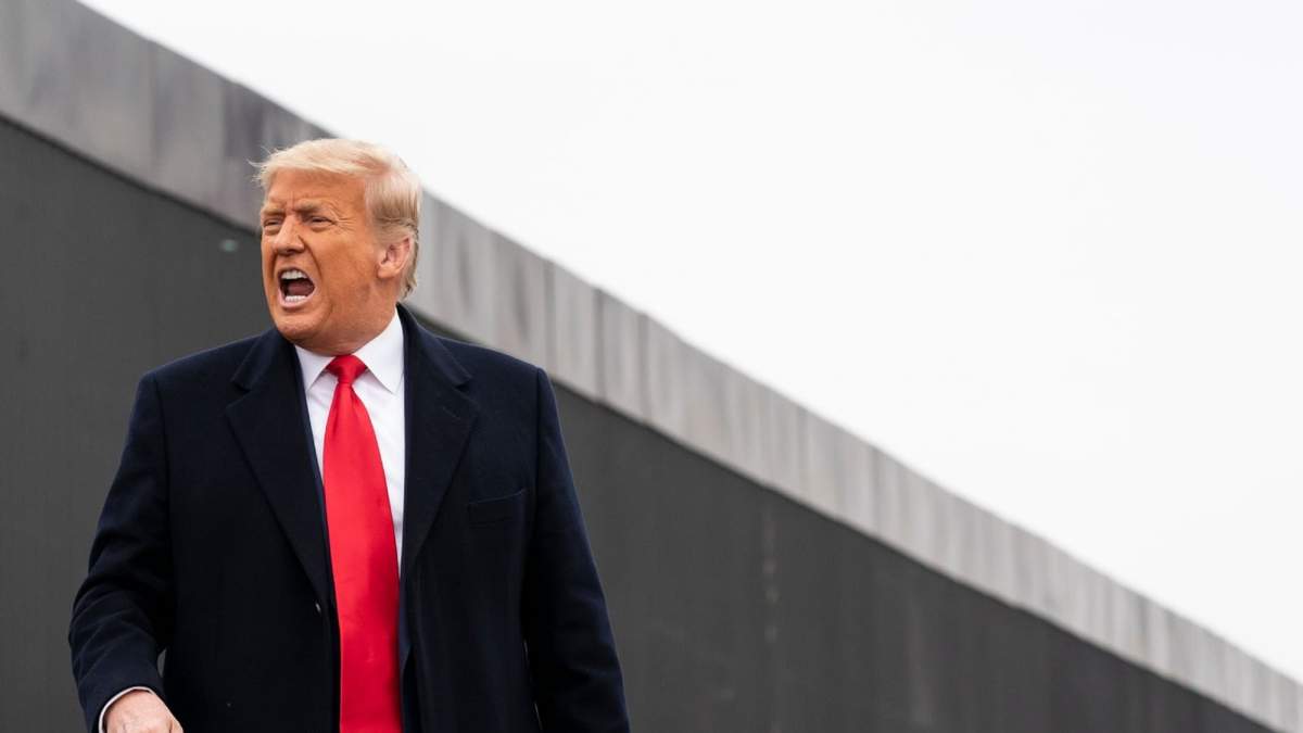 Donald Trump, durante una visita al muro fronterizo