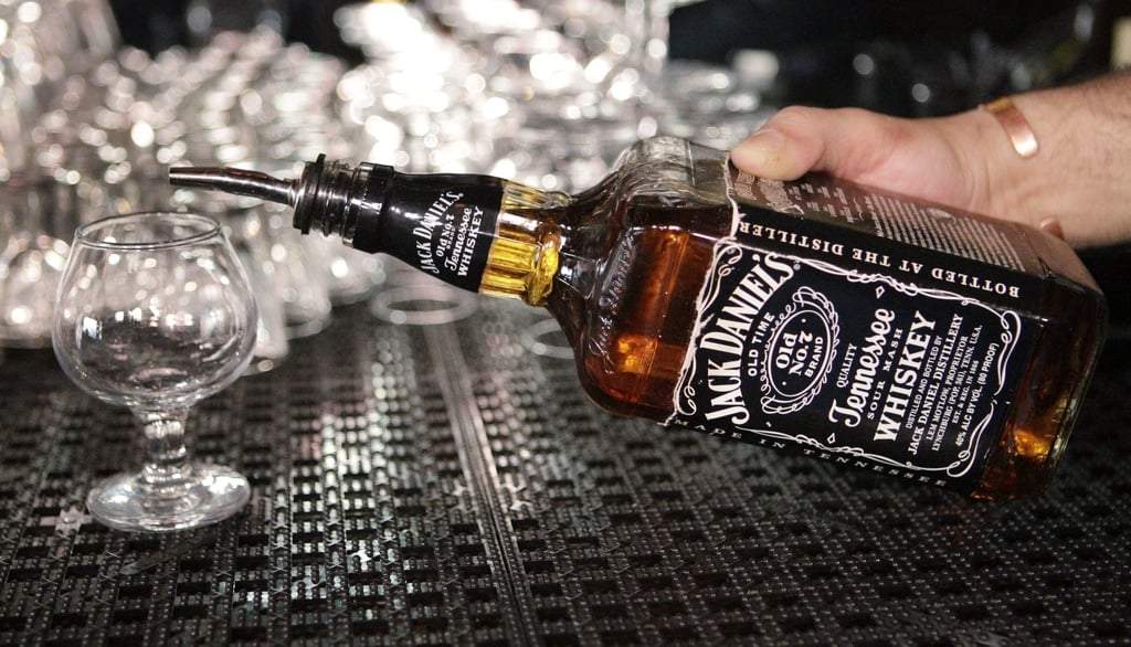 Un cantinero sirve una bebida de una botella de Jack Daniels en un bar de San Francisco