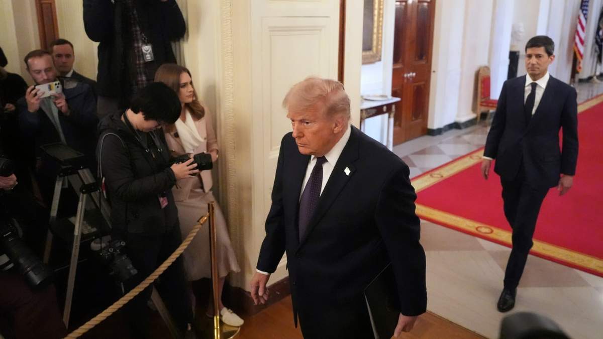 El presidente Donald Trump (izq) y Kevin Warsh llegan a la ceremonia de juramentación de Warsh como presidente de la Reserva Federal, en la Casa Blanca en Washington