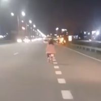 Escalofriante: una niña circuló en bicicleta por Panamericana y fue rescatada por otros conductores