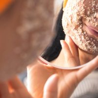 Con solo 2 ingredientes: la mascarilla que te ayudará a combatir el acné y tener una piel de porcelana