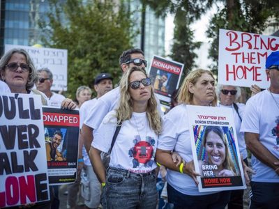 Familiares de los rehenes secuestrados por Hamás bloquean la principal autopista de Tel Aviv