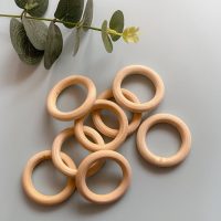 Si tenés argollas de madera viejas o rotas, guardalas y creá estos portavelas con mucho estilo