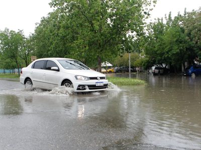 Por el temporal de lluvia, desbordó el Durán y complicó a los barrios del bajo