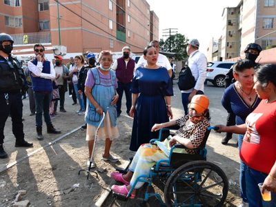 "Este mugrero que tienen aquí": Sandra Cuevas supervisa "limpieza" en predio irregular de Atlampa