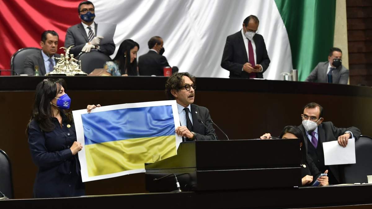 El diputado panista Gabriel Quadri con una bandera de Ucrania