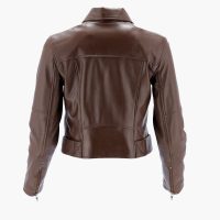 El truco infalible para limpiar y quitarle el olor a guardado a tu campera de cuero sin dañarla