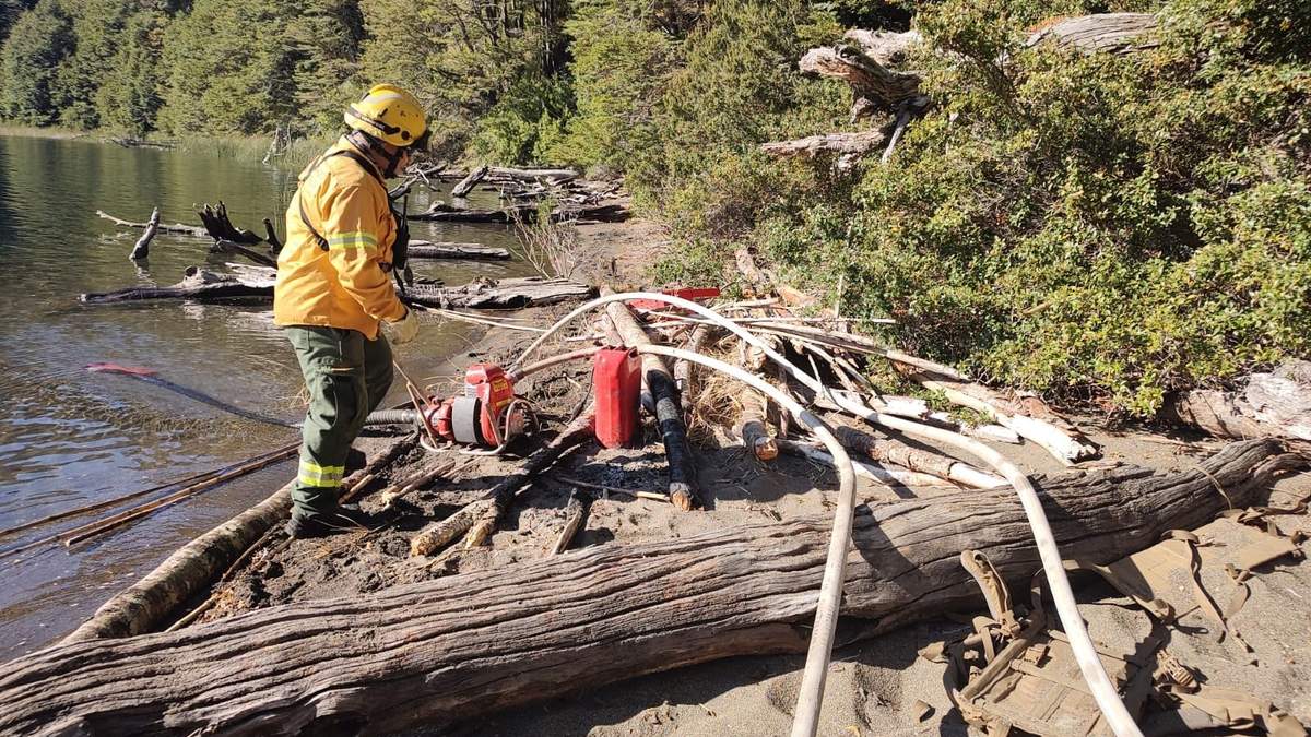 Los brigadistas se trasladaron en embarcación para poder acceder a la zona del incendio. Fuente: (Facebook)