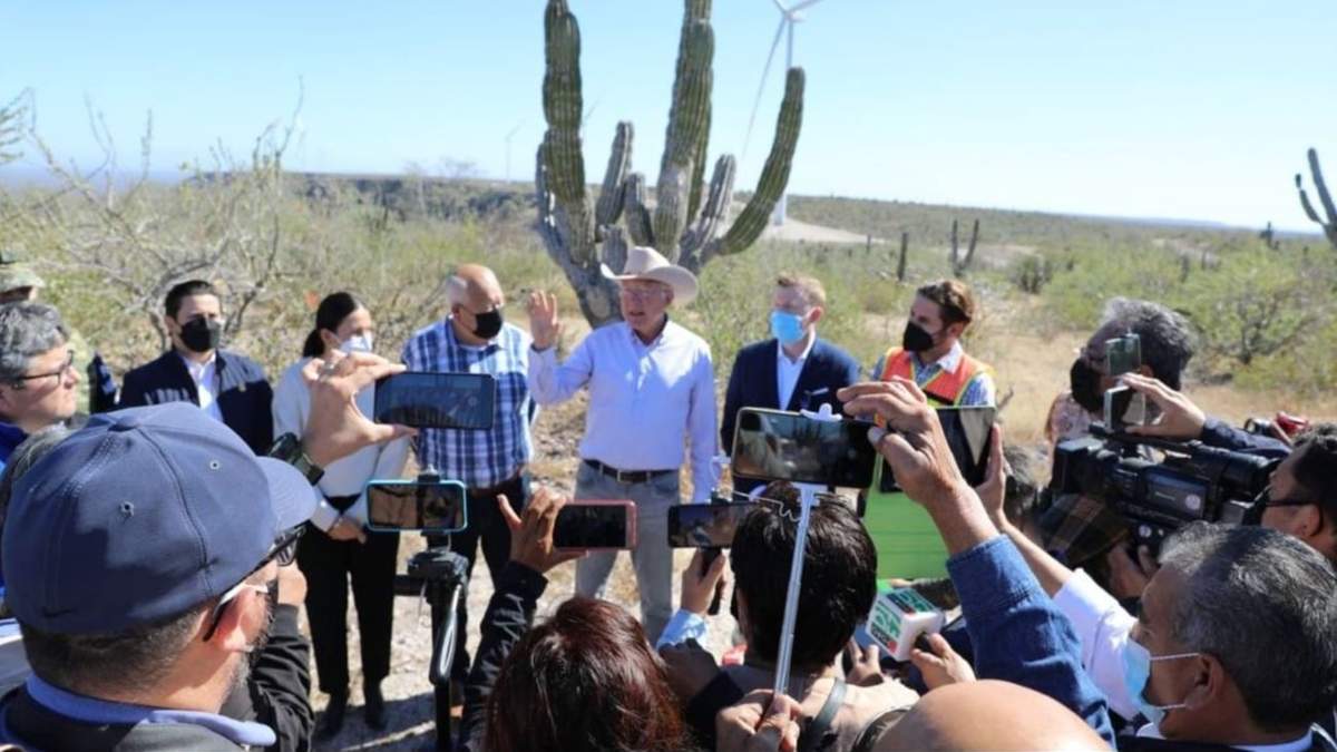 El embajador de Estados Unidos en México, Ken Salazar, en una visita a Baja California