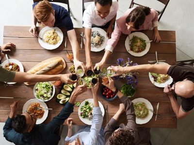 Después de cenar sentís hinchazón o no podés dormir bien: 3 datos claves que tenés que saber para mejorar tu salud