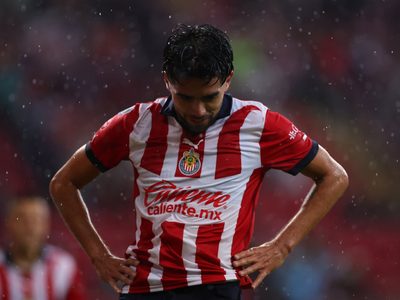 Jugador de Chivas arroja cuete a sala de prensa; le cae a un camarógrafo