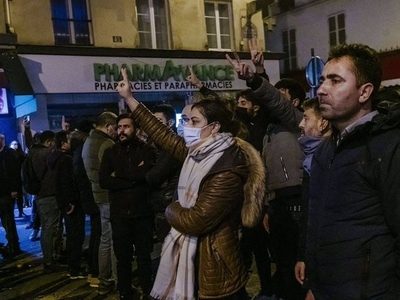 Cientos de personas se manifiestan en París en protesta por el tiroteo en un centro cultural kurdo
