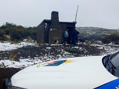 Rescataron a un criancero y a su nieto que fueron sorprendidos por una fuerte nevada