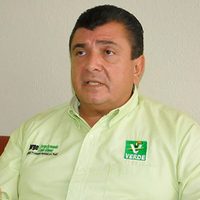 Alcalde del PVEM arremete a sillazos contra regidores de Tabasco (Video)