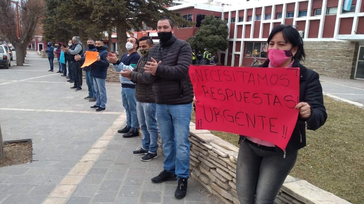 El frío y el viento de Zapala no fueron impedimentos para realizar la manifestación. Fuente: (Daniel Signorile).