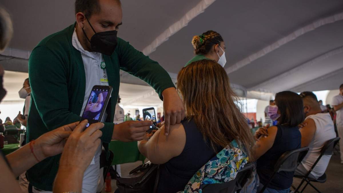 Aplicación de la vacuna CanSino a docentes en la CDMX