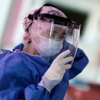 Bajaron los casos y decesos a causa de coronavirus en relación al jueves