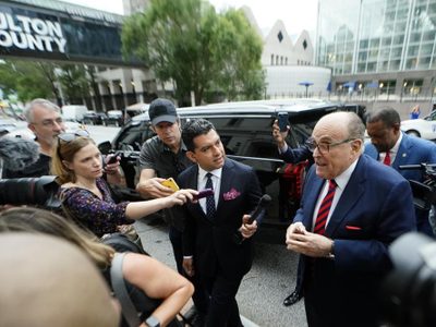 Giuliani comparece en pesquisa sobre elecciones en Estados Unidos
