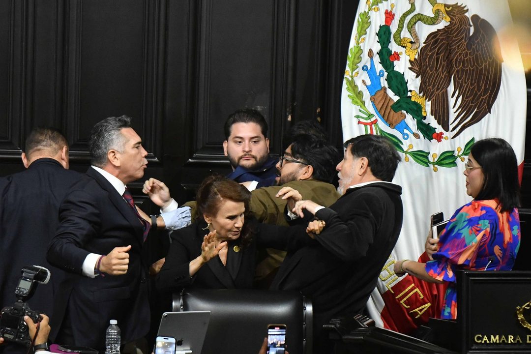 27 de agosto. Los senadores Alejandro Moreno Cárdenas y Gerardo Fernández Noroña se enfrentaron al finalizar la última sesión ordinaria de la Comisión Permanente. Foto Mario Jasso  Cuartoscuro.