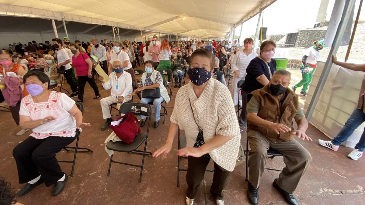 Adultos mayores esperando ser vacunados