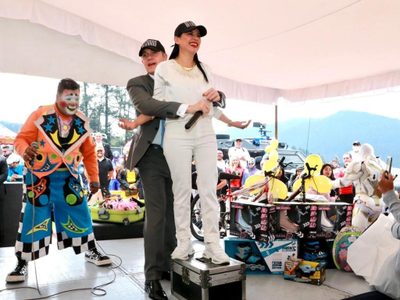 Juguetes bélicos, payaso y hasta escena de Titanic; así fue el acto de Sandra Cuevas en Cuajimalpa