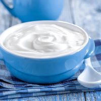 Ahorrá unos buenos pesos: la receta de yogur griego con solo 2 ingredientes que podés hacer en casa
