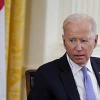 Encuesta fija aprobación de Biden por debajo del 50% por vez primera en su mandato