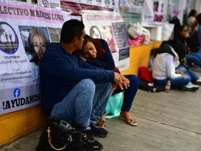 Colectivos de desaparecidos cumplen más de 24 horas en plantón frente a la CEAIV de Veracruz