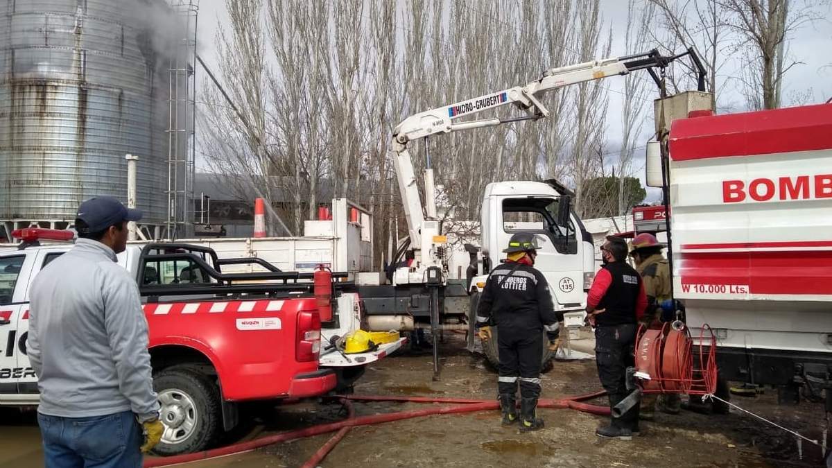 Tareas de contención en Plottier, Neuquén. Fuente: (Twitter)