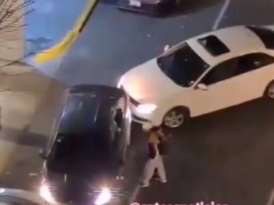 Un sujeto destroza a golpes y batazos un auto de Uber en la Benito Juárez (Video)
