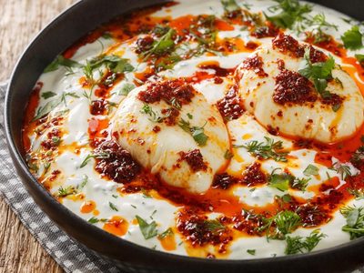 Probá los huevos turcos: receta rápida con verduras que sorprende y hasta los chicos piden repetir