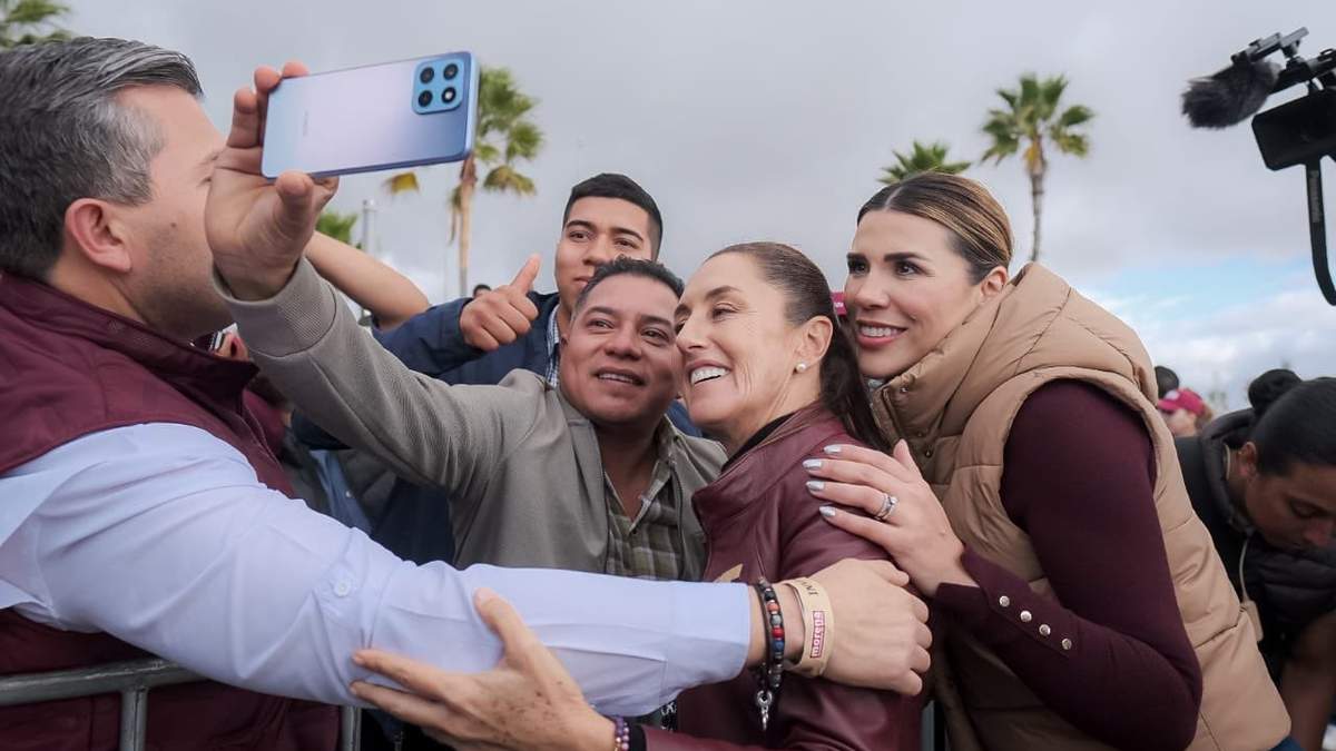 Selfies. Sheinbaum y la gobernadora de Baja California