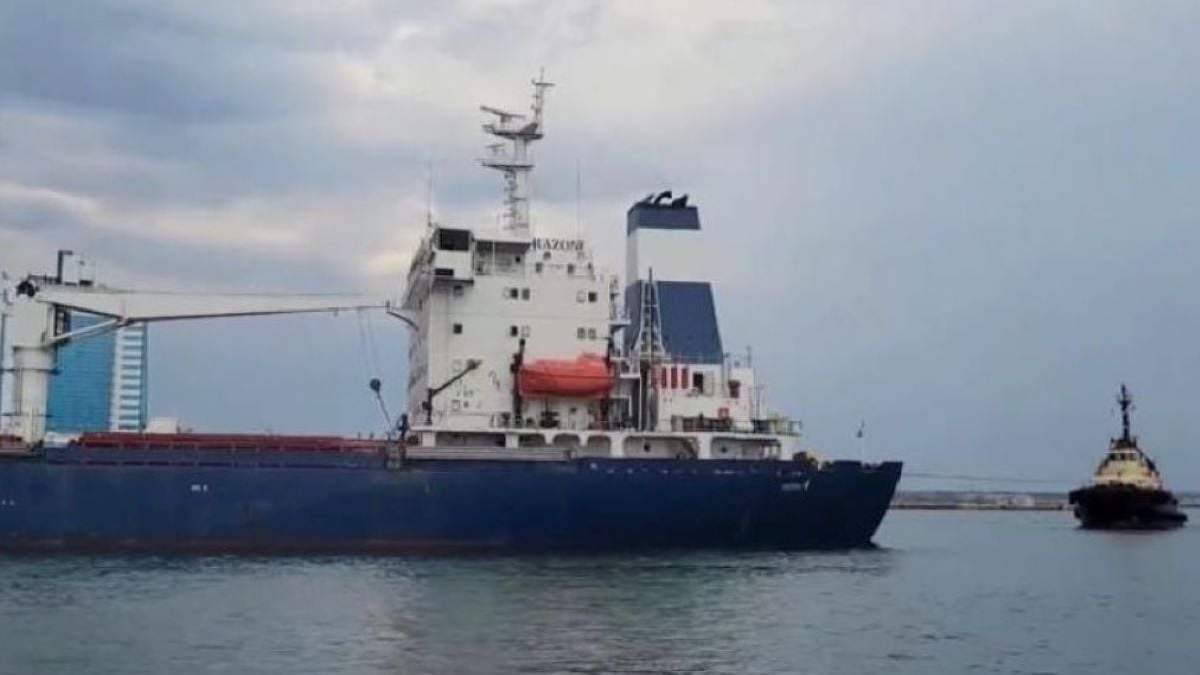 Sale de Odesa primer barco con granos
