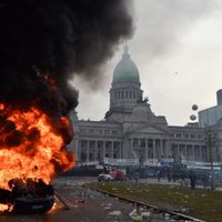 El Senado argentino aprueba las reformas de Milei en medio de protestas y disturbios