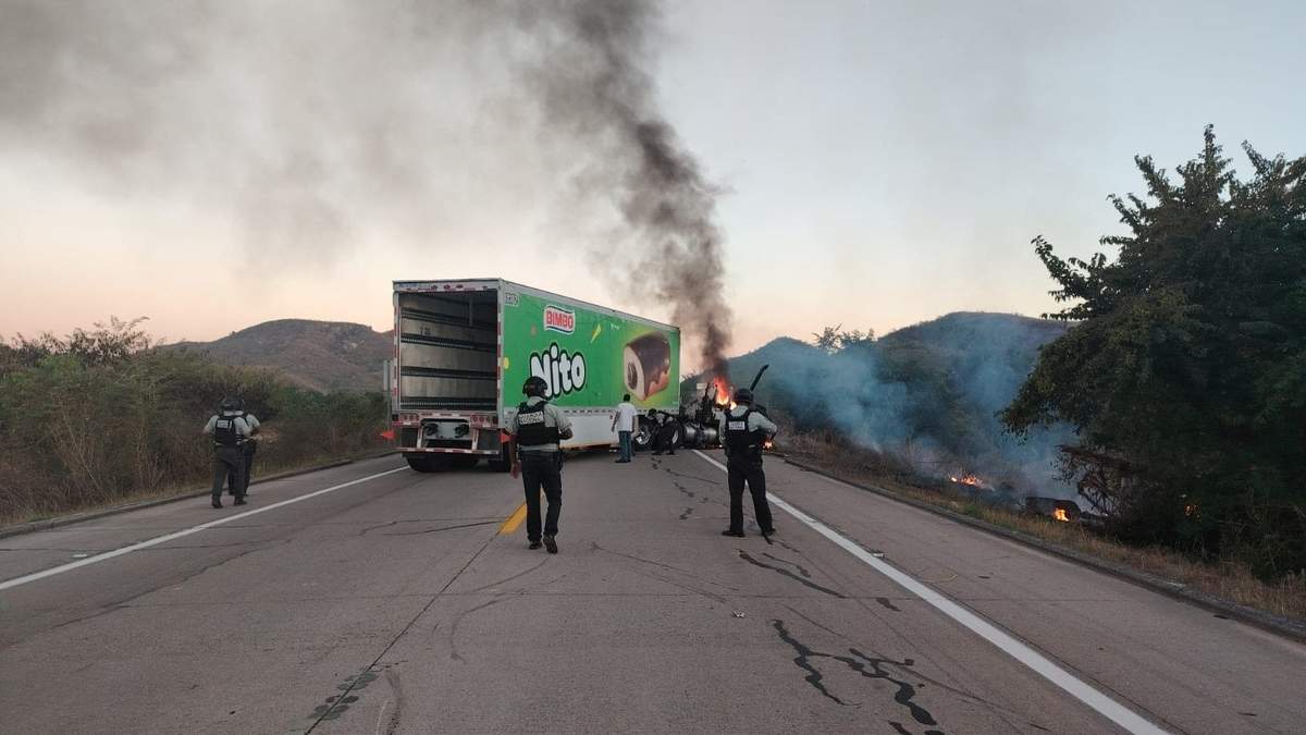 El tráiler quemado en la carretera Mazatlán-Tepic, a la altura de Escuinapa