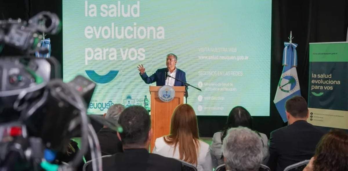 El gobernador Figueroa durante el anuncio. Fuente: (Neuquén Informa)