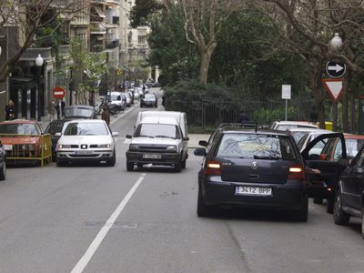 CABA refuerza su personal de tránsito para evitar el estacionamiento en doble fila
