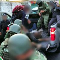 Ahora en Ocuilan, vecinos se rebelan contra presuntos extorsionadores y les prenden fuego