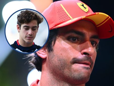 “Casi nos lleva puestos”: Carlos Sainz criticó la largada de Franco Colapinto en Singapur
