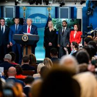 Trump amenaza con revocar los permisos a las televisoras NBC y ABC por ser “sesgadas y mentirosas”